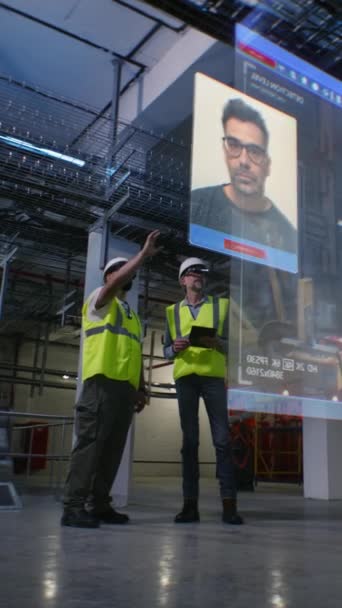 Två Manliga Arbetstagare Headset Fabriken Har Videokonferens Med Medarbetare Med — Stockvideo