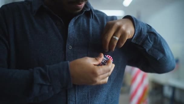 匿名的非裔美国男性选民或商人佩戴印有美国国旗标志和我所投的票的徽章 美国公民在选举期间在投票站投票 美国全国选举日 — 图库视频影像