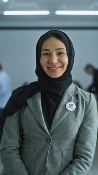 Tiro Vertical Mujer Musulmana Votante Las Elecciones Los Estados Unidos — Vídeo de stock