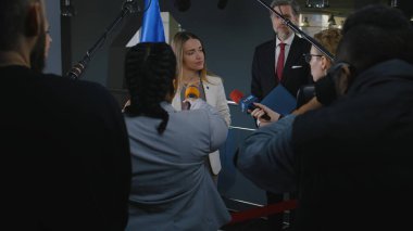 Olumlu Avrupalı kadın siyasetçi gazetecilerin sorularını yanıtlıyor, Avrupa Parlamentosu binasında medya ve televizyon için röportaj veriyor. Avrupa Birliği temsilcisi basın toplantısında.