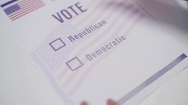 Afro-Amerikalı oy kullanma merkezinde Demokrat Parti 'ye oy veriyor. Oy verme kabininde oy pusulasını dolduran anonim Amerikan vatandaşlarını kapatın. Birleşik Devletler 'de Ulusal Seçim Günü. Yurttaşlık görevi.