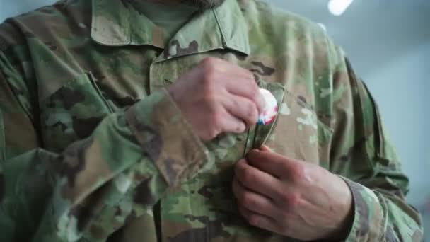 Közelkép Egy Katonáról Aki Kitűzte Jelvényét Amerikai Zászló Logóval Felirattal — Stock videók