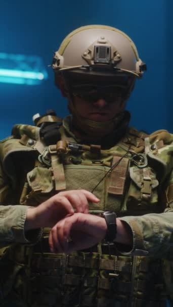 Una Foto Media Soldato Che Controlla Una Mappa Olografica Interattiva — Video Stock