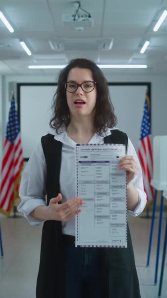 Tiro Vertical Eleitor Fêmea Americano Oficial Votação Fala Câmera Mostra — Vídeo de Stock