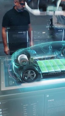 İki erkek otomotiv mühendisi yeni çevre dostu elektrikli araba geliştiriyor. Fütürist artırılmış sanal otomobil prototipi kullanıyorlar. Yüksek teknolojili araçların 3 boyutlu grafikleri. Dikey çekim