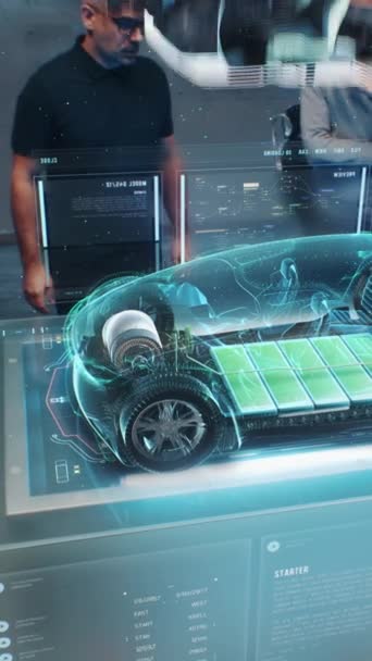 Dwóch Inżynierów Samochodowych Opracowuje Nowy Ekologiczny Samochód Elektryczny Wykorzystujący Futurystyczny — Wideo stockowe