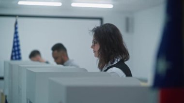 Çok ırklı Amerikalı seçmenlerin oy kullanma merkezindeki kabinlerde oy kullanması. Birleşik Devletler 'de Ulusal Seçim Günü. ABD başkan adaylarının siyasi ırkları. Yurttaşlık görevi kavramı.