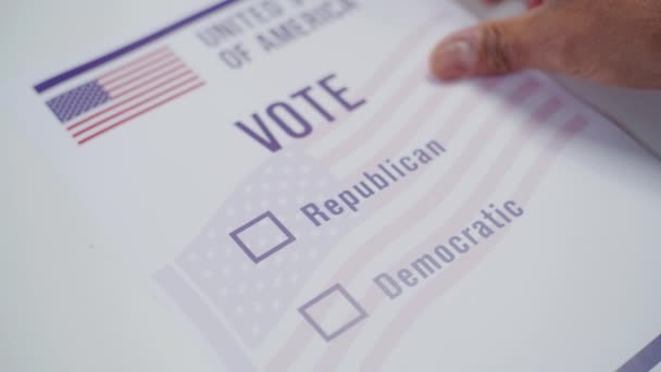 匿名の米国市民が投票所で共和党に投票する アフリカ系アメリカ人の男性が投票ブースに紙の掲示を記入した アメリカ合衆国の国民選挙の日 市民としての義務 — ストック動画