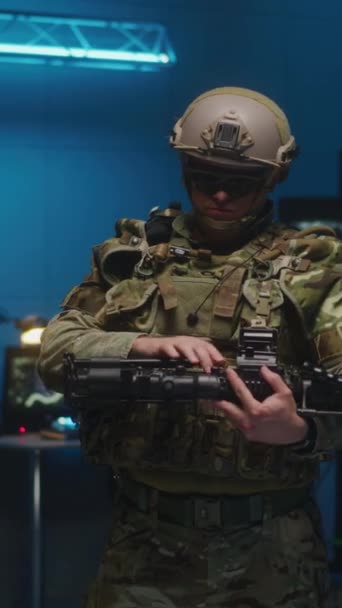 中拍士兵检查突击步枪的全息图接口 垂直射击 — 图库视频影像