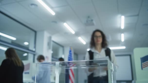 Kaukaska Wyborczyni Umieszcza Biuletyn Pudełku Mieszkańcy Ameryki Głosują Przyszłego Prezydenta — Wideo stockowe