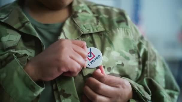 Крупним Планом Анонімний Військовий Який Одягнув Бейдж Американським Логотипом Прапора — стокове відео