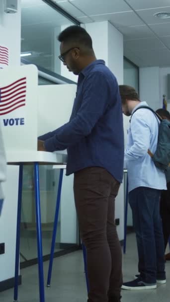 Tiro Vertical Cidadãos Multi Étnicos Americanos Votar Cabines Escritório Estação — Vídeo de Stock