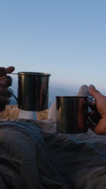Romantik Turist Çiftler Dağ Tepesinde Çadırda Uzanır Bardaklarını Tokuşturur Çay — Stok video