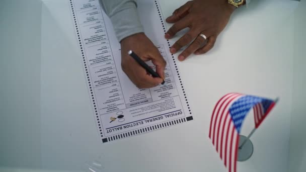 接近一些匿名的非裔美国人或商人 他们用美国国旗在桌上填写选票 美国公民在投票站投票给总统 美国全国选举日 — 图库视频影像