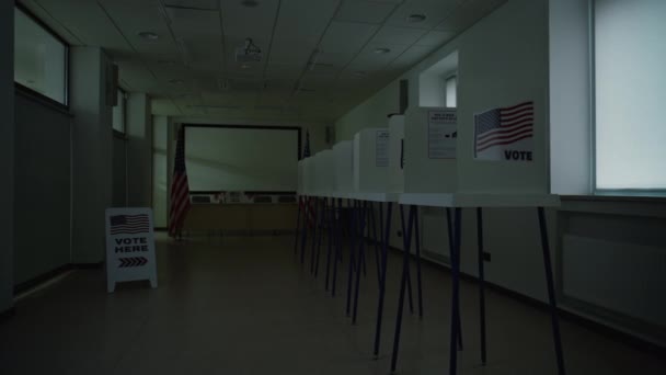 投票站办公室设有印有美国国旗标志的投票亭 灯亮着 美利坚合众国全国选举日的开始 美国总统候选人的政治竞争 — 图库视频影像