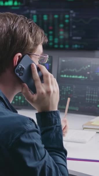 Man Makelaar Praat Telefoon Werkt Het Bankkantoor Multi Monitor Met — Stockvideo
