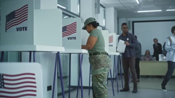 美国女兵站在投票站的投票站里投票 美国的全国选举日 美国总统候选人的政治竞争 公民义务和爱国主义概念 — 图库视频影像