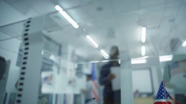 Afro-Amerikalı adam ilan kağıtlarını kutuya koyar. Çok ırklı seçmenler ve ABD vatandaşları sandık merkezindeki oy kullanma kabinlerinde oy kullanıyorlar. Birleşik Devletler 'de Ulusal Seçim Günü. Vatandaşlık görevi ve demokrasi kavramı.