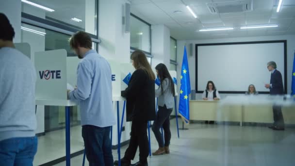 在欧盟选举期间 多族裔欧洲人在投票站的投票站投票 白人男性选民把选票放在箱子里 欧洲联盟的选举日 公民义务和民主 — 图库视频影像