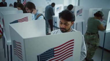 Kızılderili ve Amerikan vatandaşı oy kullanma merkezindeki kabinde oy kullanıyor. Birleşik Devletler 'de Ulusal Seçim Günü. ABD başkan adaylarının siyasi ırkları. Vatandaşlık görevi ve vatanseverlik. Dolly vurdu..