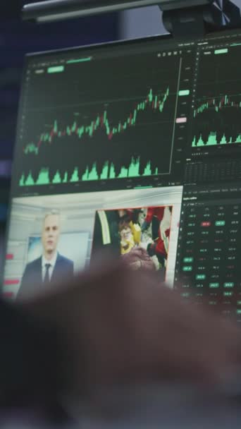 股票交易员手握铅笔 在经纪公司工作 在计算机显示器上显示实时股票 外汇市场图表和电视新闻 投资和加密货币交易 靠近点 — 图库视频影像
