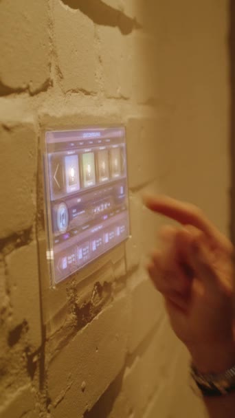 Medio Primer Plano Hombre Que Controla Iluminación Casa Con Eje — Vídeo de stock