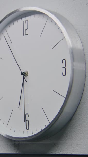 Tiro Estático Relógios Parede Andando Escritório Com Design Moderno Vários — Vídeo de Stock