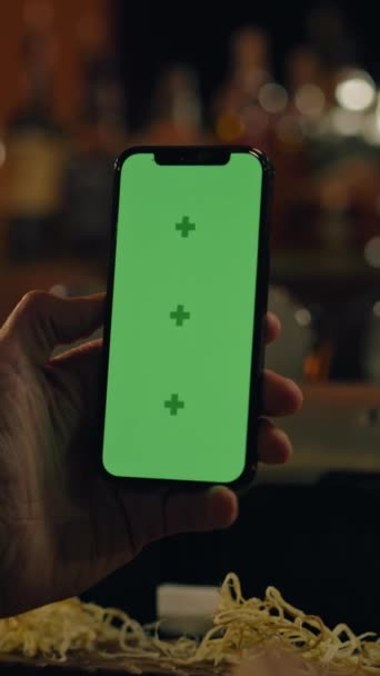 Vertikální Záběr Muže Držícího Telefon Zelenou Obrazovkou Dotykový Displej Sportovní — Stock video