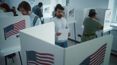 Kızılderili adam, Amerikan vatandaşı oy kullanma merkezindeki kabine oy vermeye geliyor. Birleşik Devletler 'de Ulusal Seçim Günü. ABD başkan adaylarının siyasi ırkları. Vatandaşlık görevi kavramı. Dolly vurdu..