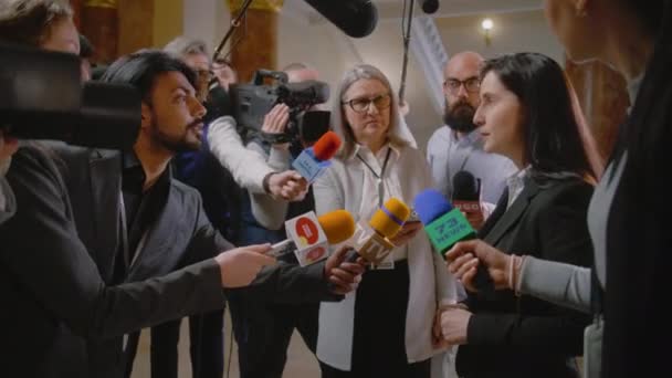 Politisi Menjawab Pertanyaan Pers Dan Memberikan Wawancara Untuk Berita Televisi — Stok Video