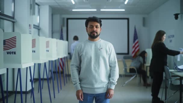 インド人の肖像画 アメリカ合衆国選挙の有権者 男は現代の投票所に立って ポーズをし カメラを見ている 投票ブースの背景 市民の義務と愛国心の概念 — ストック動画