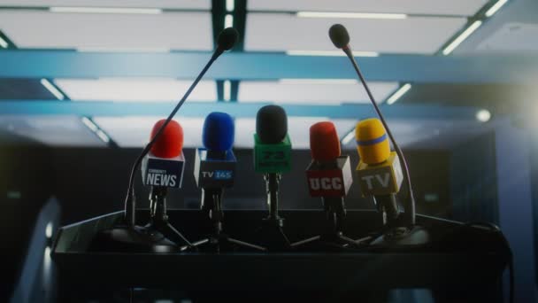 Trybuny Przemówień Lub Debaty Stoisko Mikrofonami Wywiadów Dla Mediów Telewizji — Wideo stockowe
