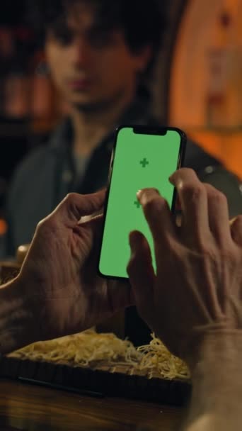 Vertikální Záběr Starší Muž Používá Mobilní Telefon Zelenou Obrazovkou Sázky — Stock video