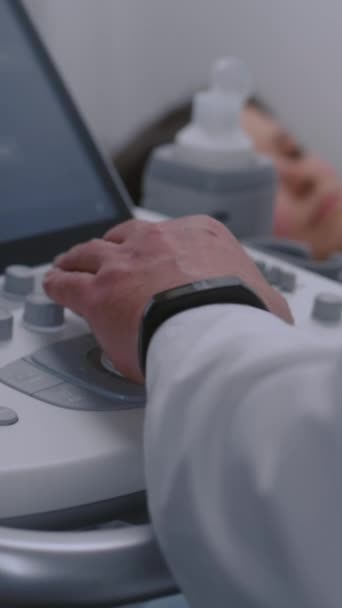 Pionowe Ujęcie Lekarza Używającego Aparatu Sonograficznego Cyfrowym Monitorem Specjalista Usg — Wideo stockowe