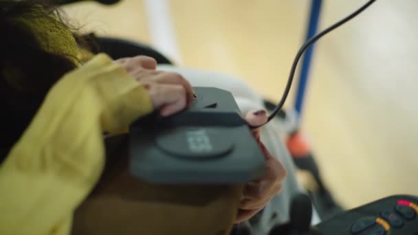 Nærbillede Kvinde Med Fysisk Handicap Der Stemmer Valgstedet Ved Hjælp – Stock-video