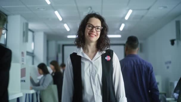 여성의 초상화 유권자 안경을 여자는 투표소에 카메라를 봅니다 부스와 의무의 — 비디오