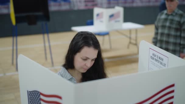 Idősebb Szavazó Akinek Közleménye Van Szavazófülkébe Jön Amerikai Állampolgárok Jönnek — Stock videók