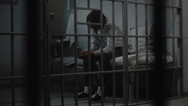 Joven Prisionero Afroamericano Come Comida Asquerosa Prisión Tazón Hierro Sentado — Vídeo de stock