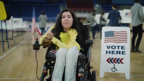 Wanita Dengan Sma Kursi Roda Bermotor Tersenyum Melihat Kamera Tempat — Stok Video
