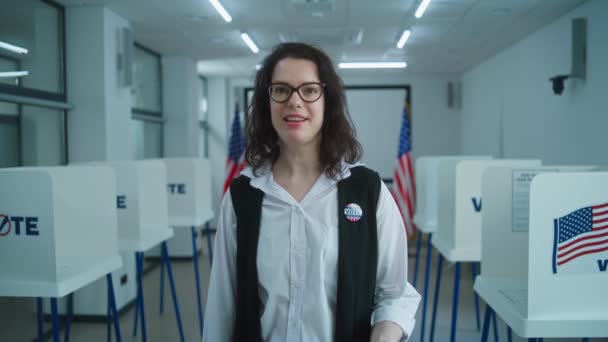 Día Nacional Elecciones Los Estados Unidos Mujer Americana Con Placa — Vídeo de stock