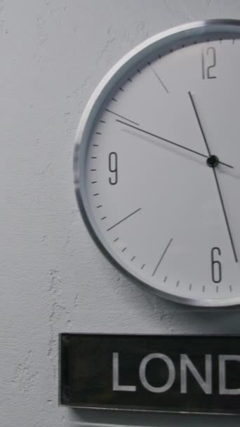 Białe Zegarki Bieżącymi Wskaźnikami Czasu Pokazują Strefy Czasowe Różnych Miast — Wideo stockowe