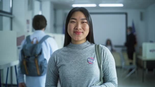 Portret Azjatki Wyborczyni Stanów Zjednoczonych Ameryki Kobieta Odznaką Stoi Nowoczesnej — Wideo stockowe