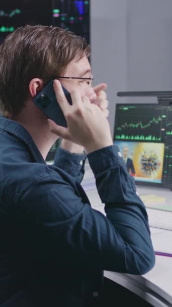 Man Aktiehandlare Talar Telefon Affärsmän Arbetar Mäklarfirman Datorskärmar Och Stora — Stockvideo