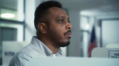 Oy verme kabininde hangi başkan adayına oy verileceğini düşünen ve seçen Afrikalı Amerikalıları yakından takip edin. ABD 'de Ulusal Seçim Günü' nde ABD vatandaşı.