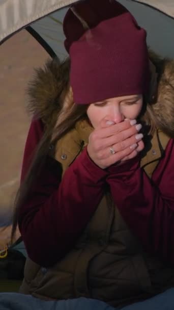 Ung Kvinna Sitter Tält Försöker Värma Sina Frusna Händer Gnider — Stockvideo