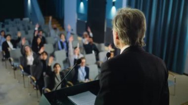 Politikacıların ya da organizasyon temsilcilerinin televizyon ya da medyaya sahneden röportaj vermelerinin arka planı. Basın kampanyası sırasında konferans salonunda gazeteciler el kaldırır ve sorular sorarlar.