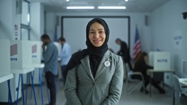 Portret Muzułmanki Wyborczyni Wyborcza Stanów Zjednoczonych Ameryki Kobieta Stoi Nowoczesnej — Wideo stockowe