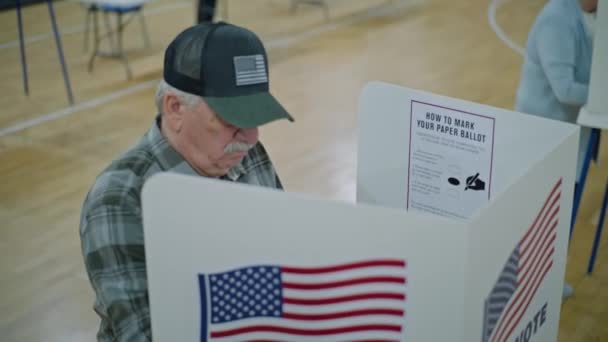 Votante Anciano Masculino Con Boletín Las Manos Llega Cabina Votación — Vídeo de stock