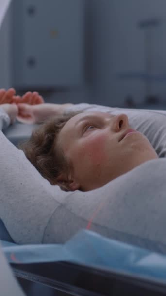 Imagem Vertical Paciente Deitado Leito Máquina Pet Ferramentas Avançadas Digitalizam — Vídeo de Stock