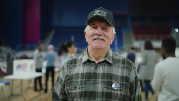 Ηλικιωμένος Άνδρας Ψηφοφόρος Σήμα Στέκεται Στο Εκλογικό Τμήμα Χαμογελά Και — Αρχείο Βίντεο